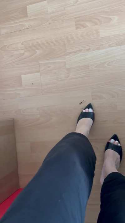 Office invaders against Gia Borghini mules. Bundle of 200 clips avaliable for sale for 60€