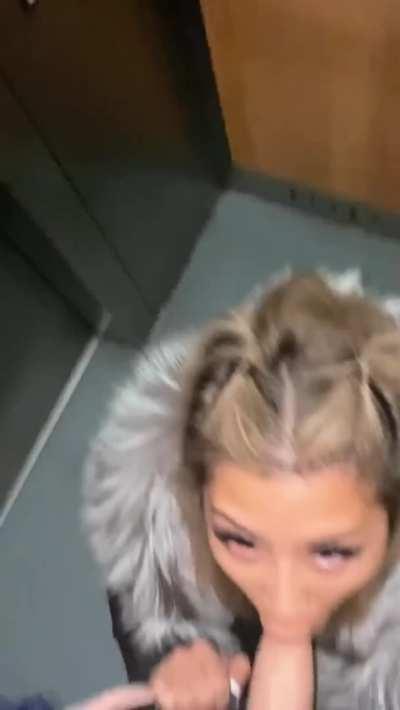 Quick elevator Blowjob
