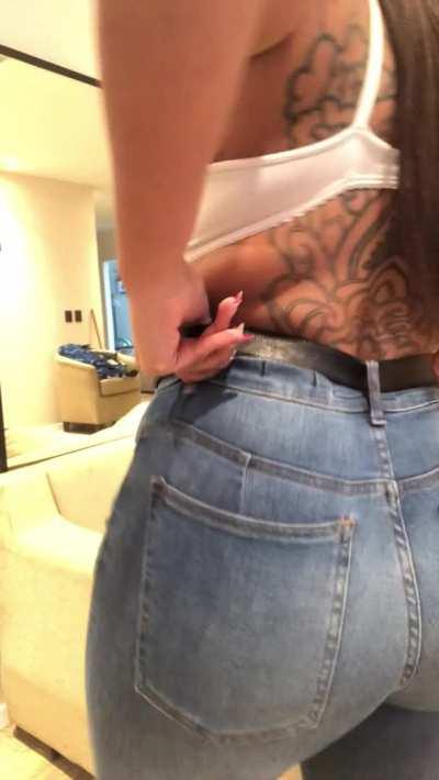 Mm do you like farts in jeans ? 😜