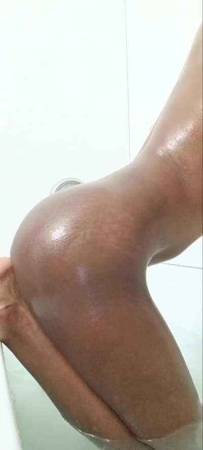 Who wants to grab my ass while I'm the bath? 🍑🌸
