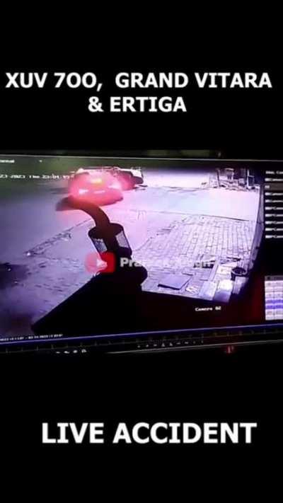 Accident Between Xuv700 vs Ertiga vs Grand Vitara