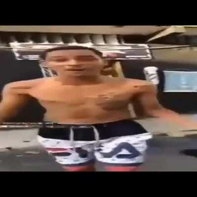 Algum nobre guerreiro pode ajudar este pobre homem? (Se é q esse vídeo e real)