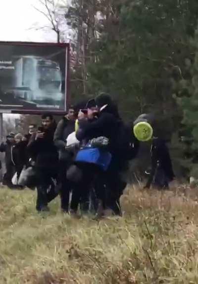 HUGE crowd of illegal migrants moving towards polish border