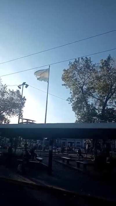 Abandono: Una bandera rota flamea en la plaza central de Merlo