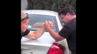 Arm wrestling kitkat