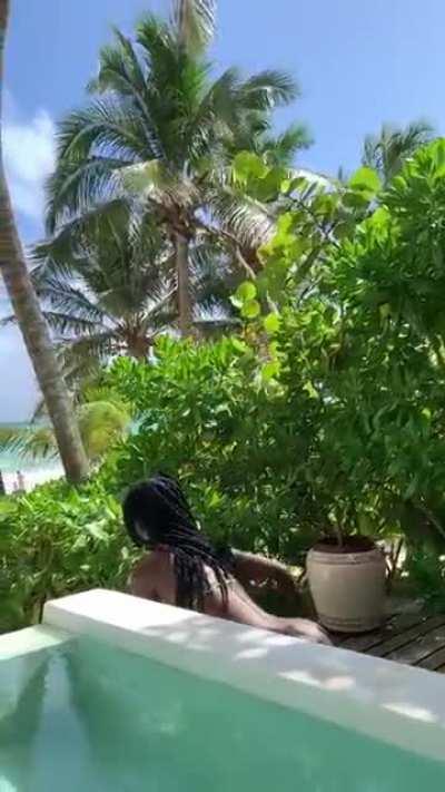 I love being a naughty slut anywhere I go. I just can’t keep my hands off my holes 😋