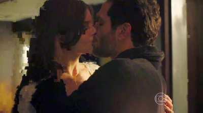 Camila Queiroz best kissing scene in Verdades Secretas