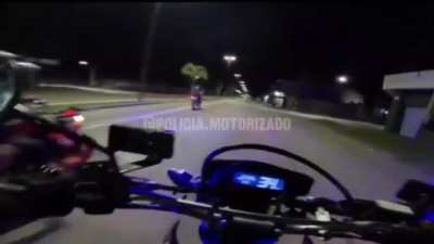 Pareja conducía una Duke con pedido de secuestro y se dieron tremendo palo