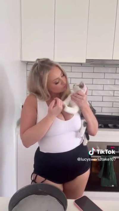 Mmmmm fuckkkkkk those tits are heavenly🤤🤤🤤