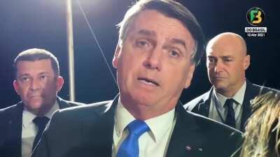 Trabalhar para pagar as férias do Bolsonaro. Bolsonaro sobre seus gastos nas férias: ''mas eu vou assim mesmo. Ah, gastou dois milhões nas férias. Vai ter mais ferias ainda para ser gastas. Fique tranquila.PQ eu não posso sair com 20 pessoas, aí vou ficar