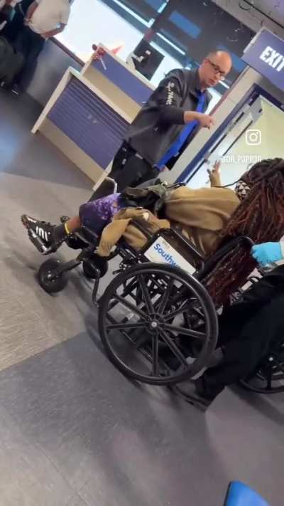 Lady gets kicked off flight for being rude to the boarding agent