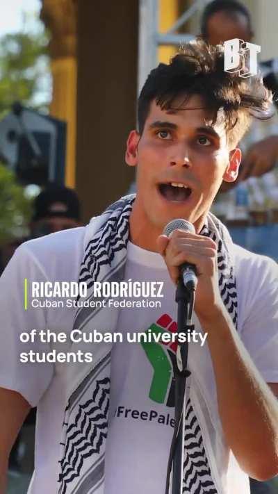 Hundreds of students gathered at the University of Havana to condemn the police repression of US student protesters and show their support for Palestine. On the same steps, students were repressed by the Batista dictatorship in the 1950s — one of the spar