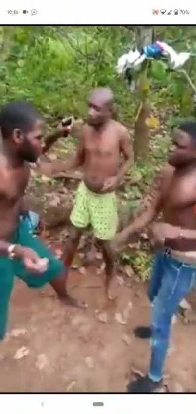 Leapșa cu lanțuri la picioare.