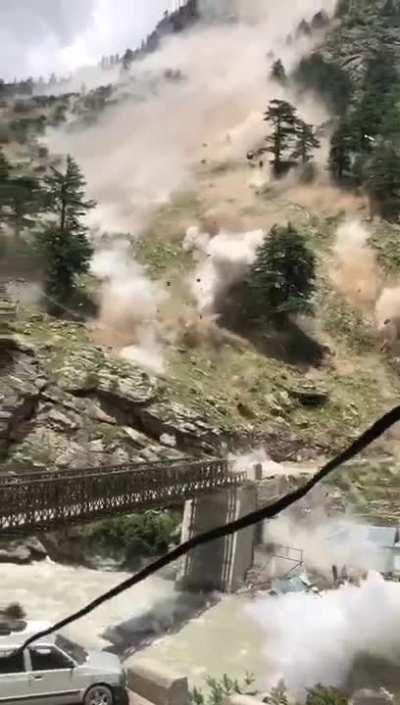 This insane rockslide in Himachal Pradesh's Kinnaur