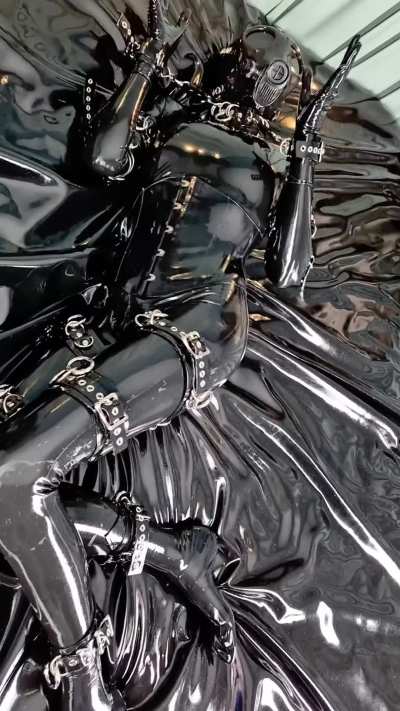 Oh no, oh no... I'm all tied up!