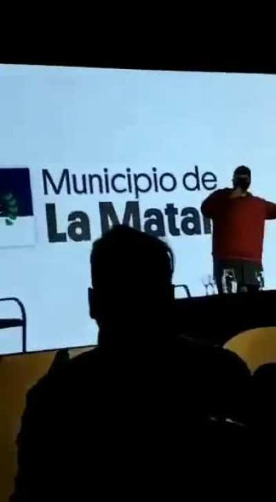 Gordo matancero le canta las 40 a Espinoza en la cara.