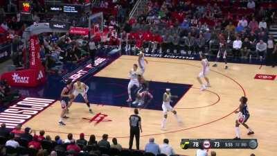 [Highlight] Alperen Sengun fakes out Walker Kessler but misses the shot, gets the rebound and fakes it again to score