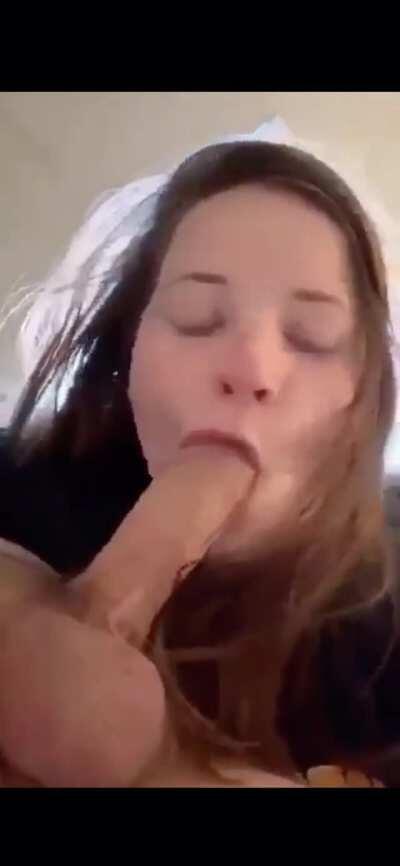 Teen deepthroating with ease