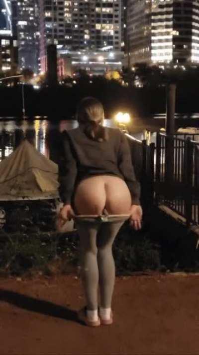 The downtown lights really make my ass pop