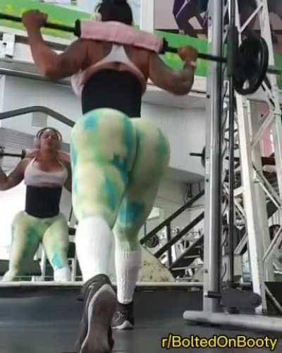 Making those legs big as her Ass