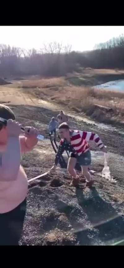 (CUTSCENE) You notice a group of skinnyguys fighting the Chonklord.