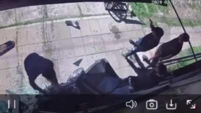 Florencio Varela: Un barbero le robó la novia y fue con los amigos y embistió el auto contra el local, atropelló a un cliente