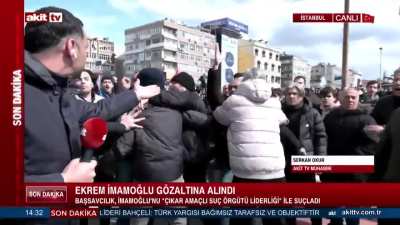 Akit TV muhabiri kalabalık tarafından kovuldu ve polis barikatına sığınmak zorunda kaldı