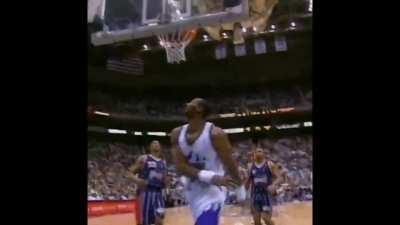 Remember when Karl Malone saw them kids sitting courtside 😳