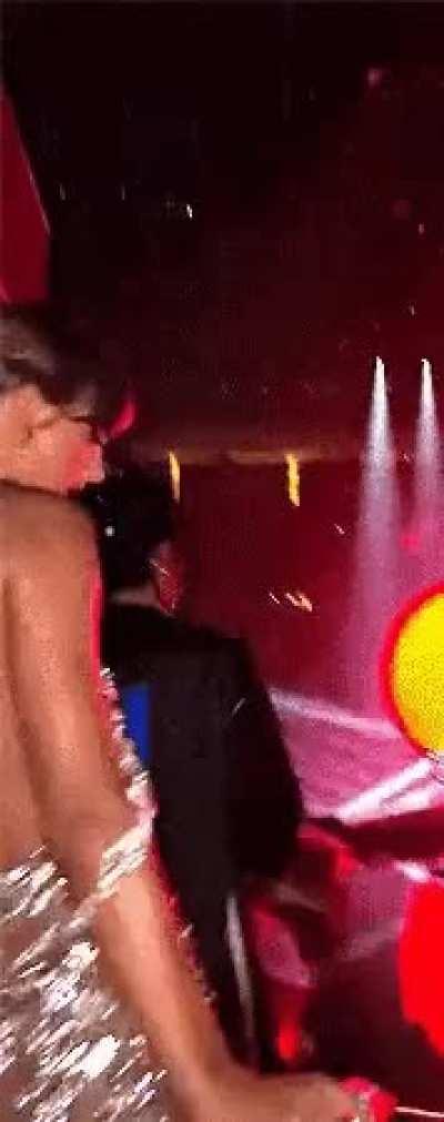 I love Taylor Swift in those revealing outfits.