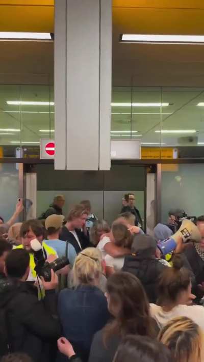 Nederlandse gijzelaars vrijgelaten en aangekomen op Schiphol