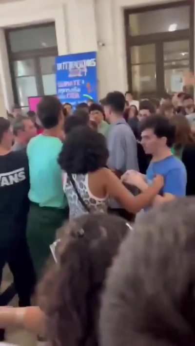 Le pega a un estudiante que esta en contra de las tomas y termina detenido él y otro mas. [Repost por que habia confusion sobre los detenidos]