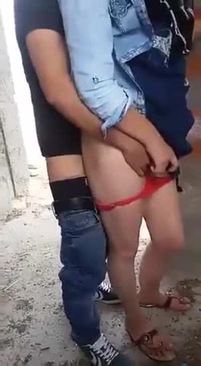 Dul hatunu inşaatta götürüyorlar