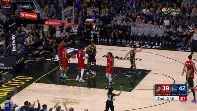 [Highlight] Steph Curry hits a tough and-1 layup HIGH off the glass