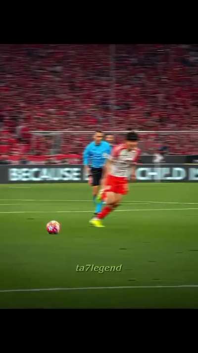 O que é mais bonito nesse gol, a assistência ou a finalização?