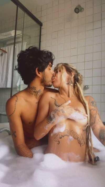 Bathtub make out 💋 🛁