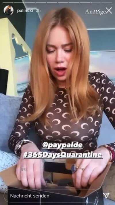 Palina instastory spreitzt die beine