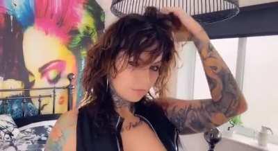 Hayley B (@thehayleyb)