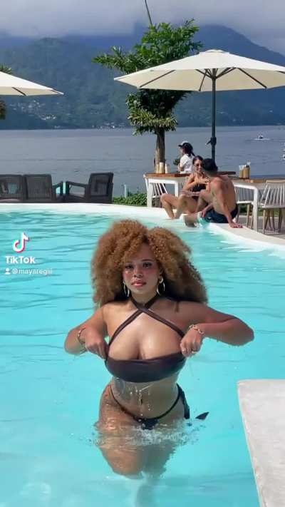 Pool vibes @mayaregiii