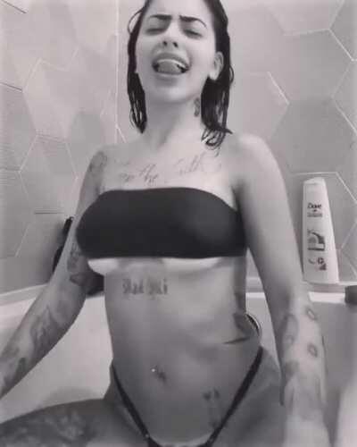 Mc Mirella kikando na banheira!!