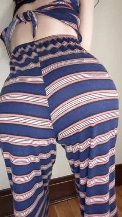 Sexy Farts from this queen 😉 These Farts we're so stinky I almost passed out 😉 To watch the full video my OF will be linked below ↙️ hehe I'll see you there 😈