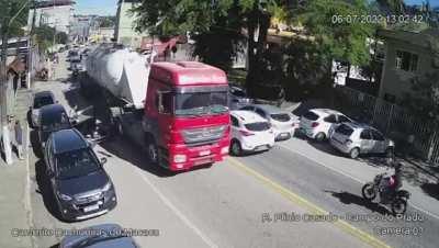 im just amazed the truck driver noticed