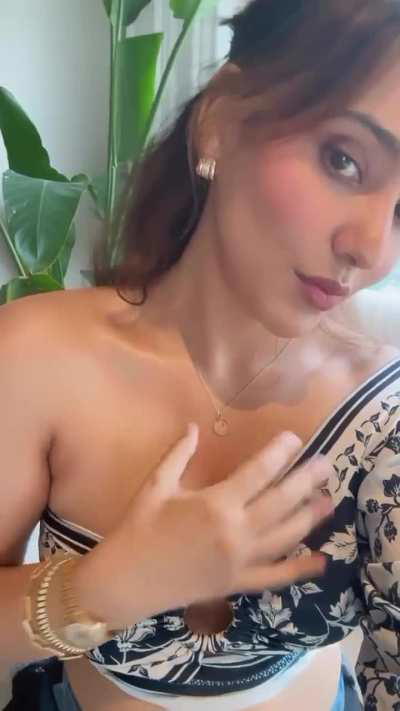 In this insta post claims she's showing her necklace in her caption but any normal man will understand her intentions. You don't need to lean back and expose your cleavage for that. Then they lose their minds when we slut shame them. Today's hypocrite Neh