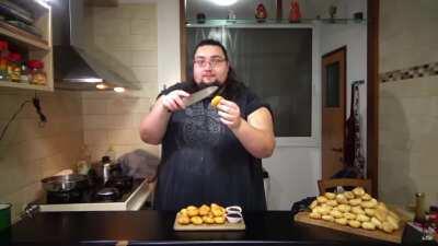 מאור בודק אם הנאגטס שהוא הזמין אמיתיים או לא