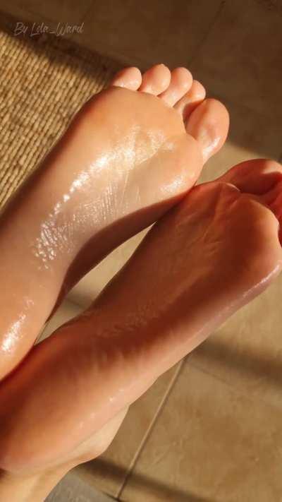 Sun kissed soles....Wanna kiss them too? 😘