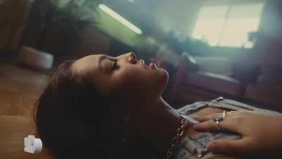 A mashup I made of drivers license, mixing it with rockband Queens Of The Stone Age - hope you guys get a kick out of it!