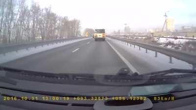 Wrong way driver kills himself and his passenger, 31.10.2016