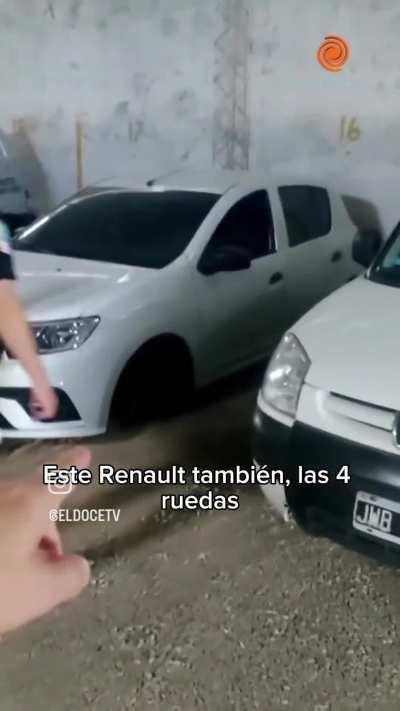 Robaron ruedas de autos que estaban guardados en un cochera en Córdoba