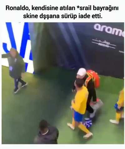 Ronaldo, kendisine atılan israil bayrağını sikine daşşağına sürüp geri iade etti.