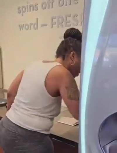 Mother goes absolutely ham in a Wendy’s and trashed it 