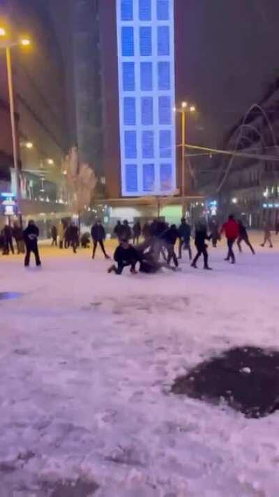 Snow fight in Madrid, covered in snow for the first time in 61 years